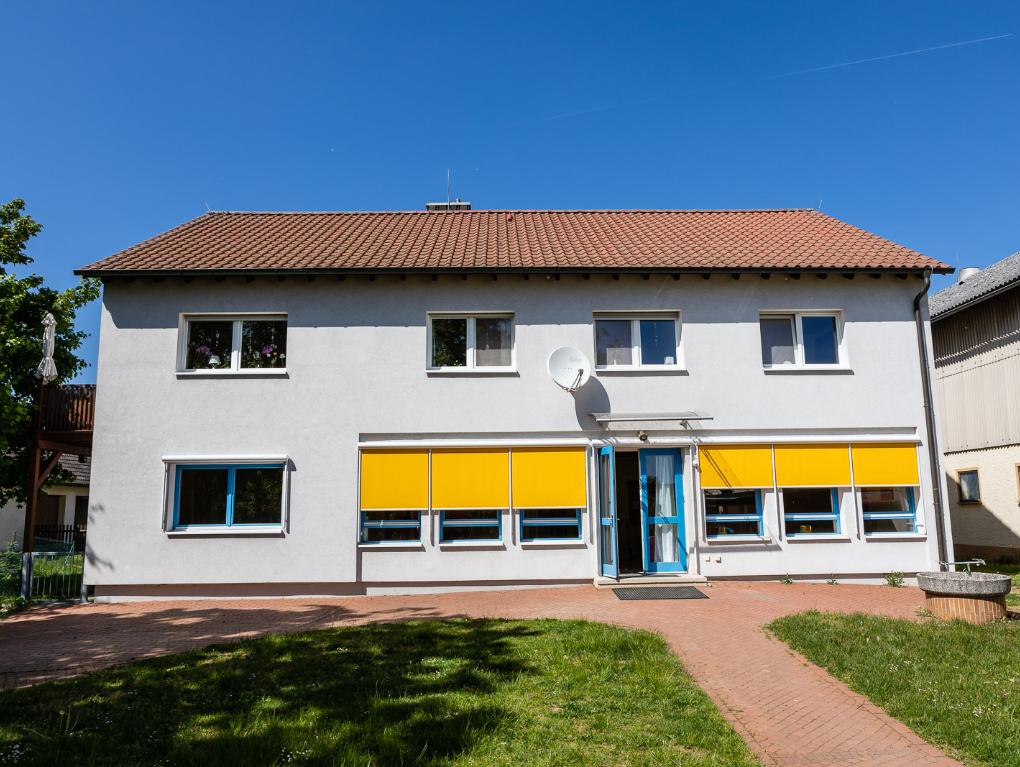 KiGa-Gebäude Eingang Garten