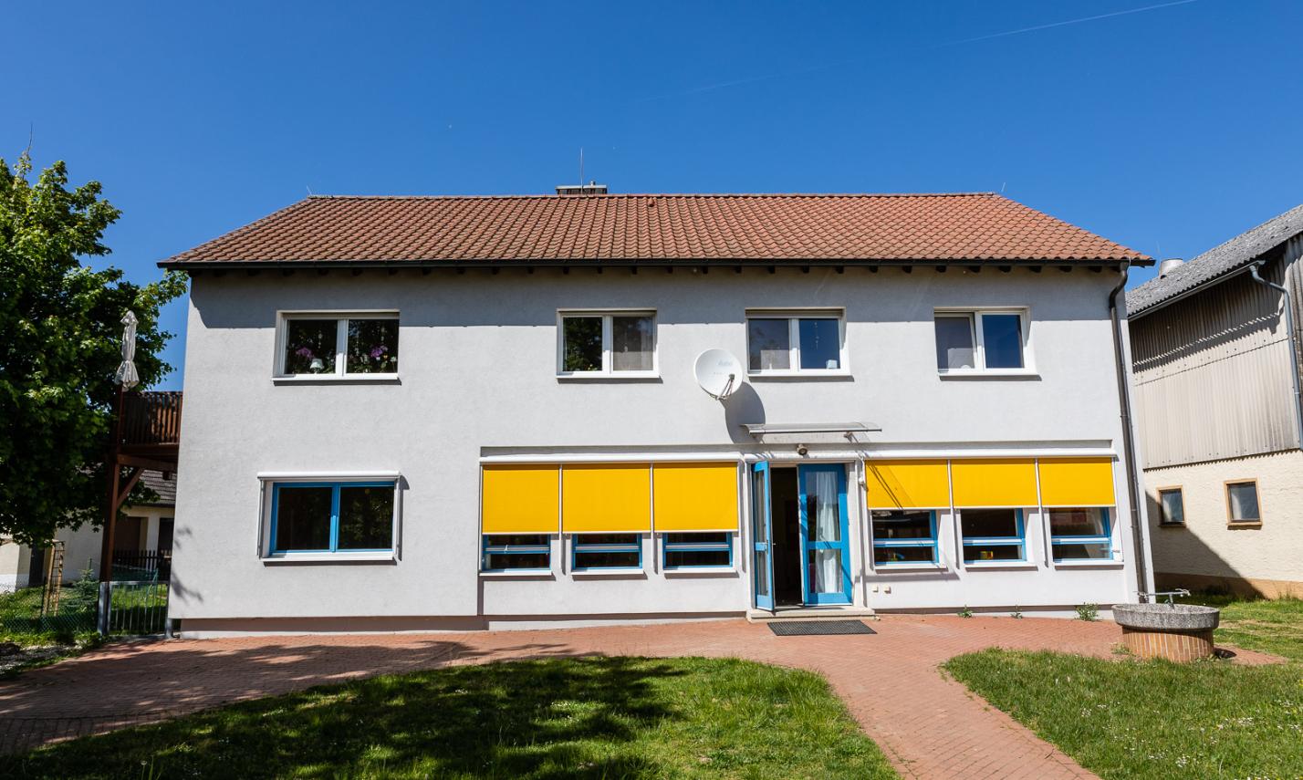 KiGa-Gebäude Eingang Garten