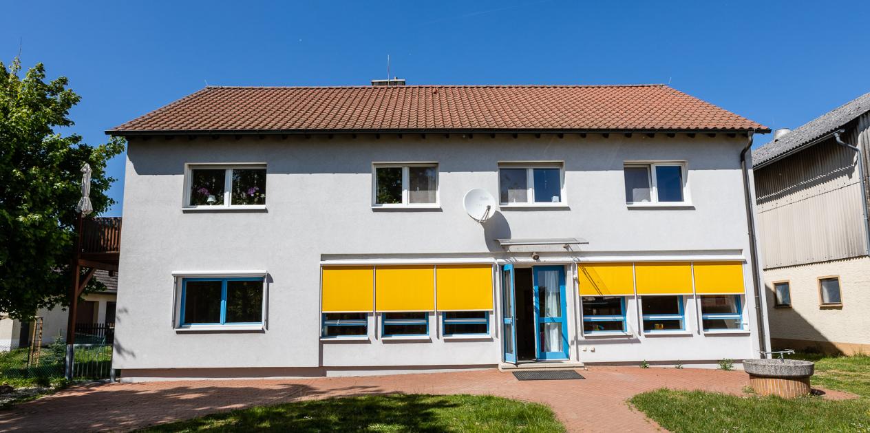 KiGa-Gebäude Eingang Garten