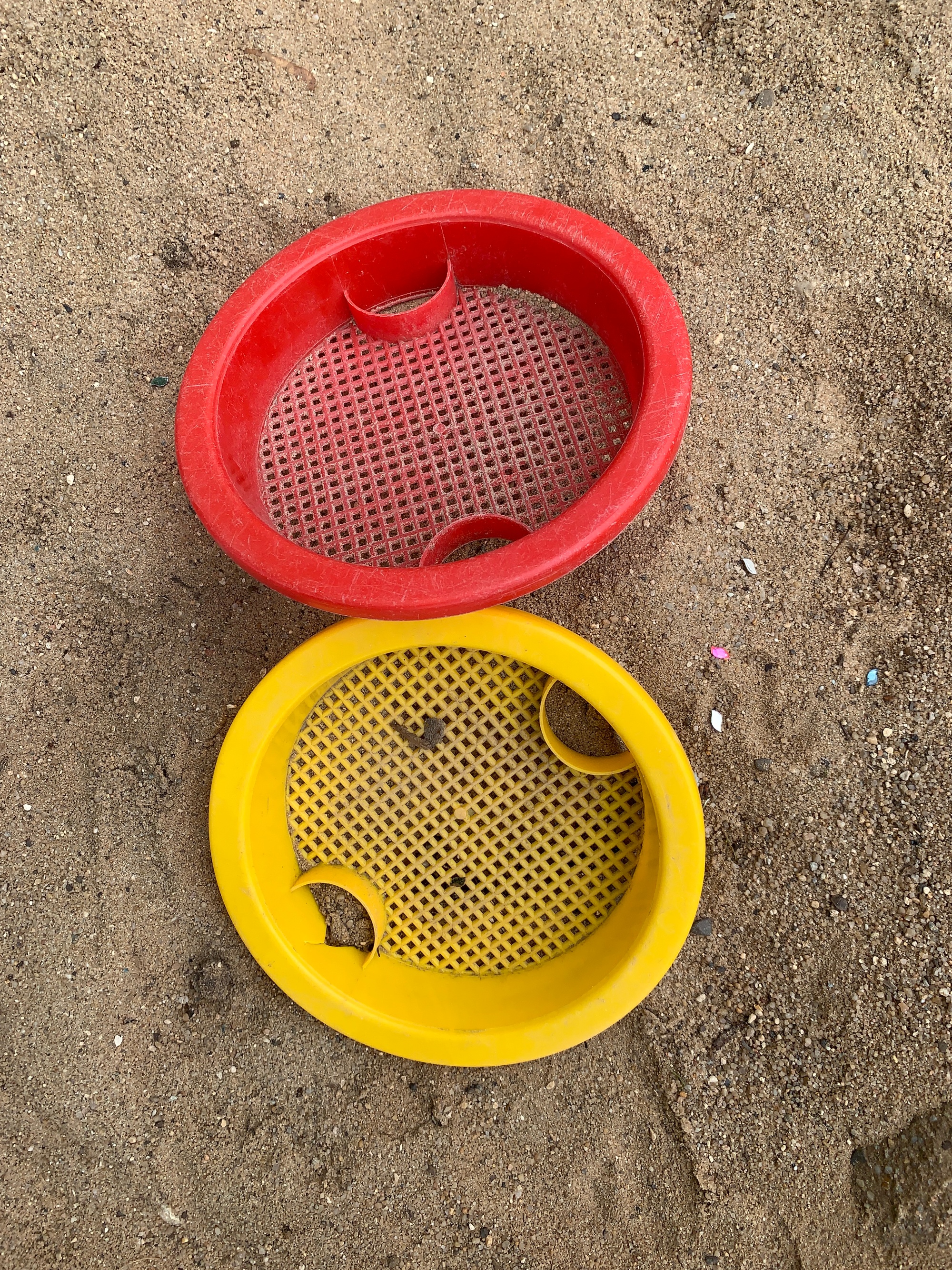 Glitzersteine im Sand
