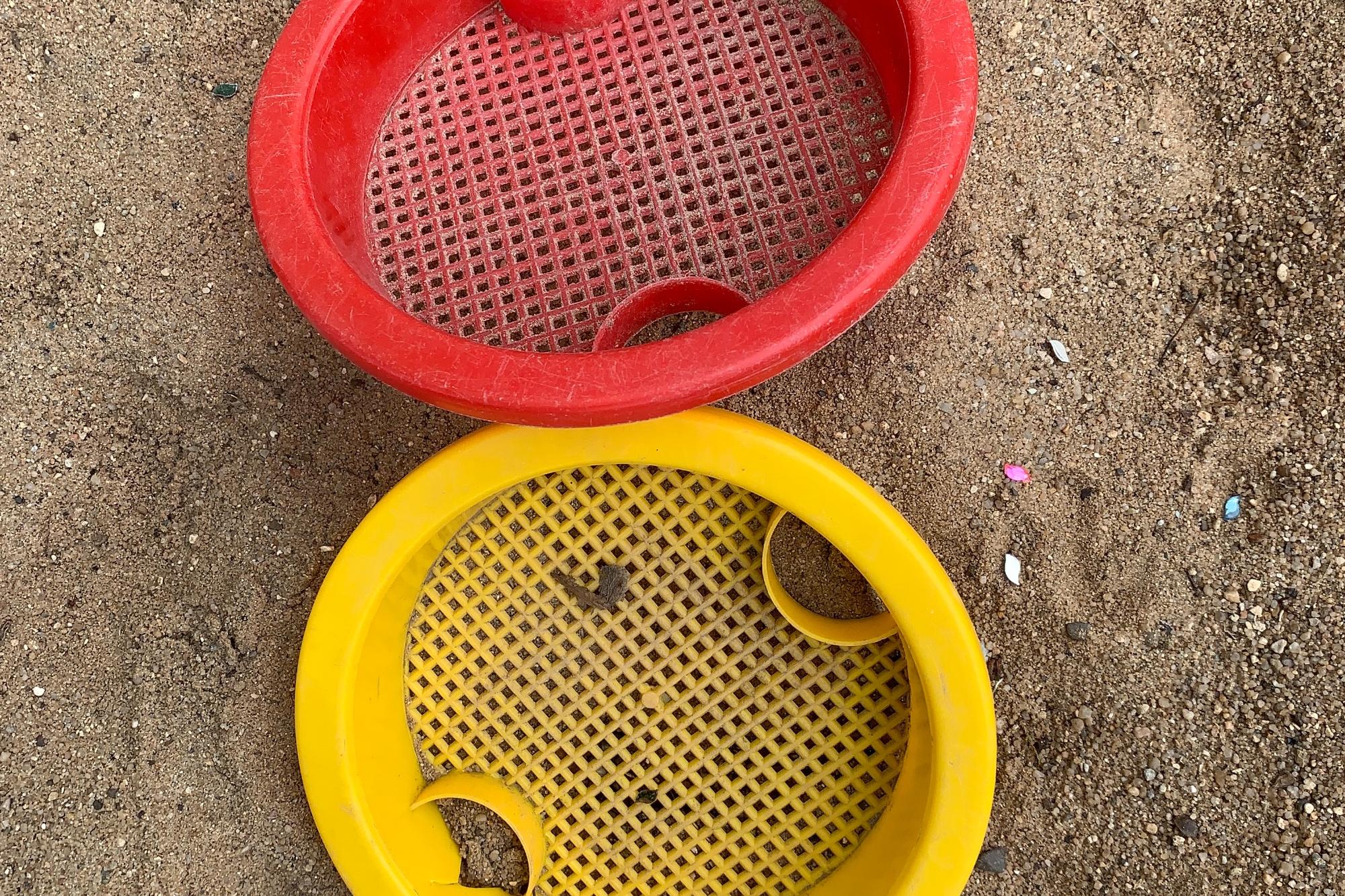 Glitzersteine im Sand